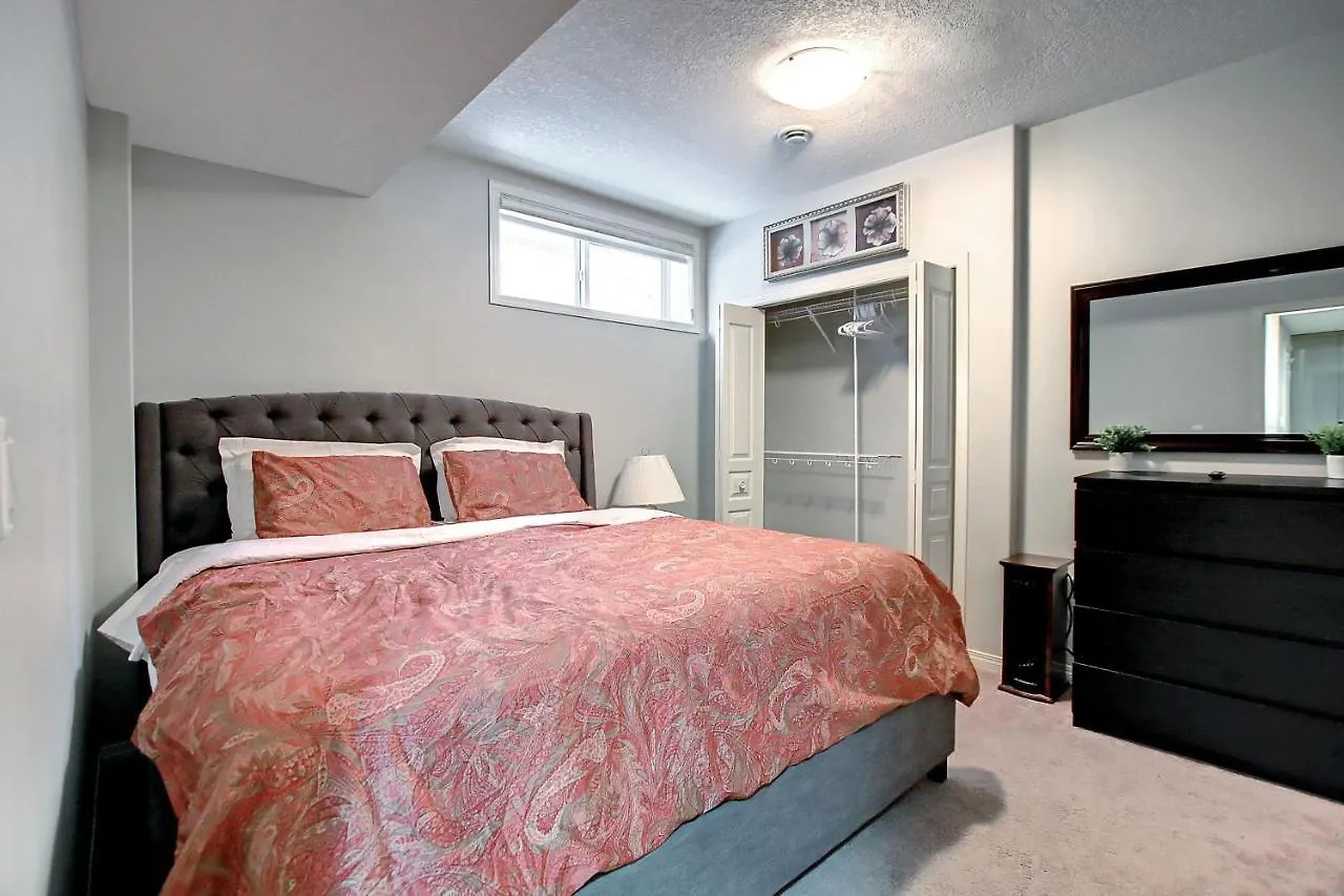 Comfortable & Spacious Basement Suite With Workstation In Panorama Calgary Apartment