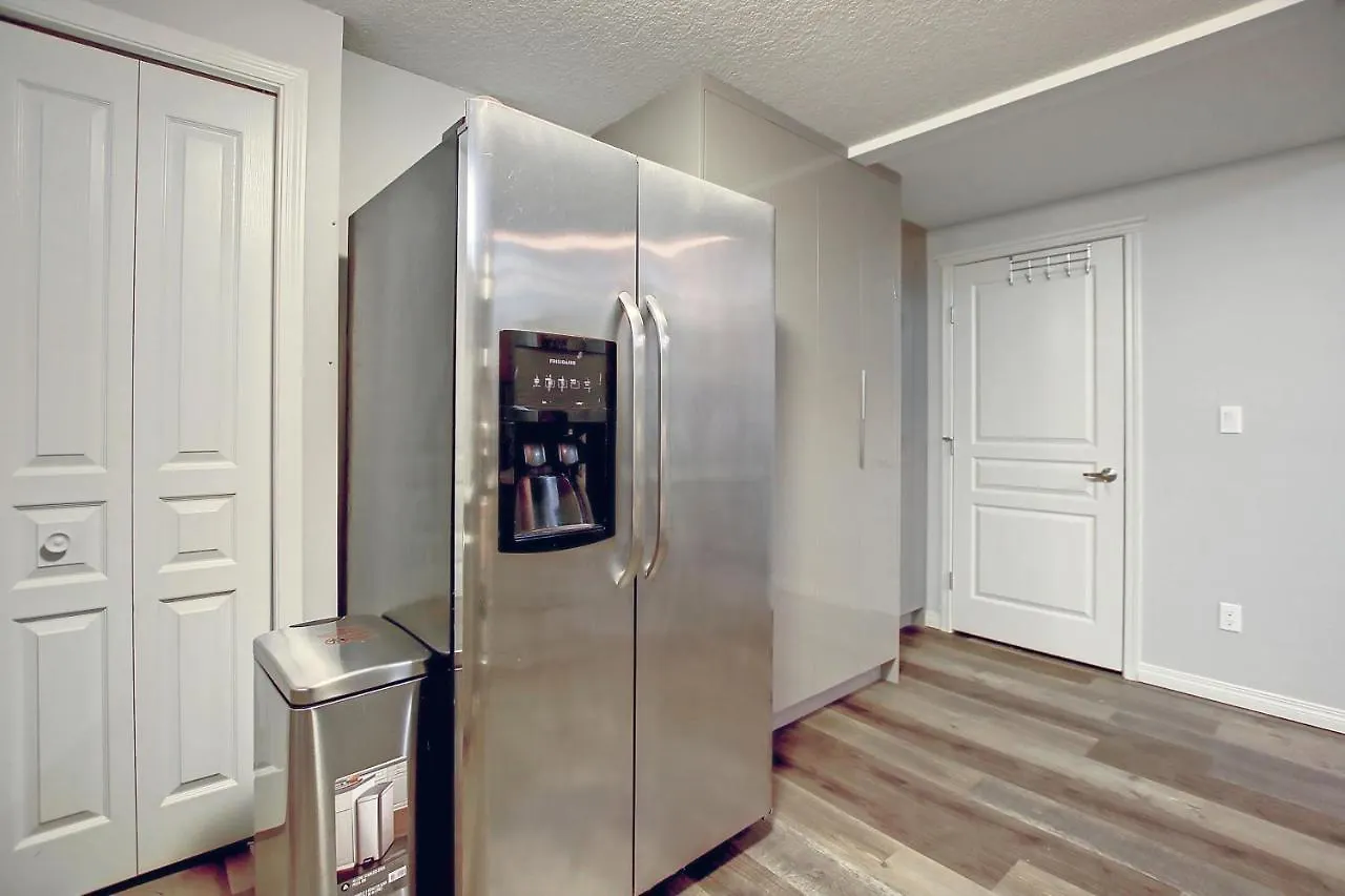 Apartment Comfortable & Spacious Basement Suite With Workstation In Panorama Calgary