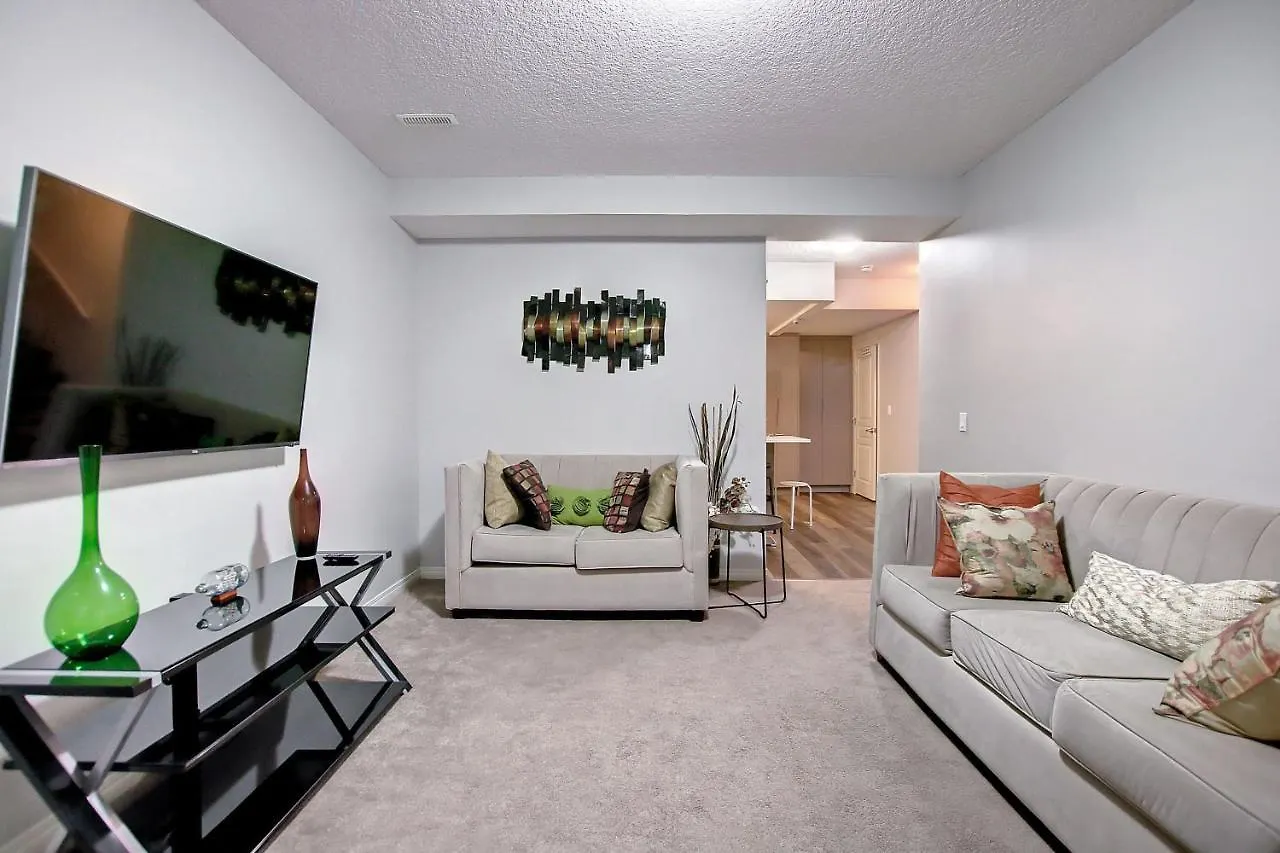 Comfortable & Spacious Basement Suite With Workstation In Panorama location
