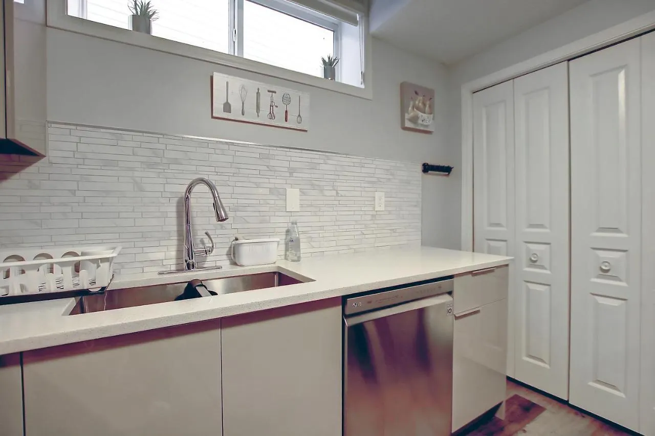Comfortable & Spacious Basement Suite With Workstation In Panorama Calgary