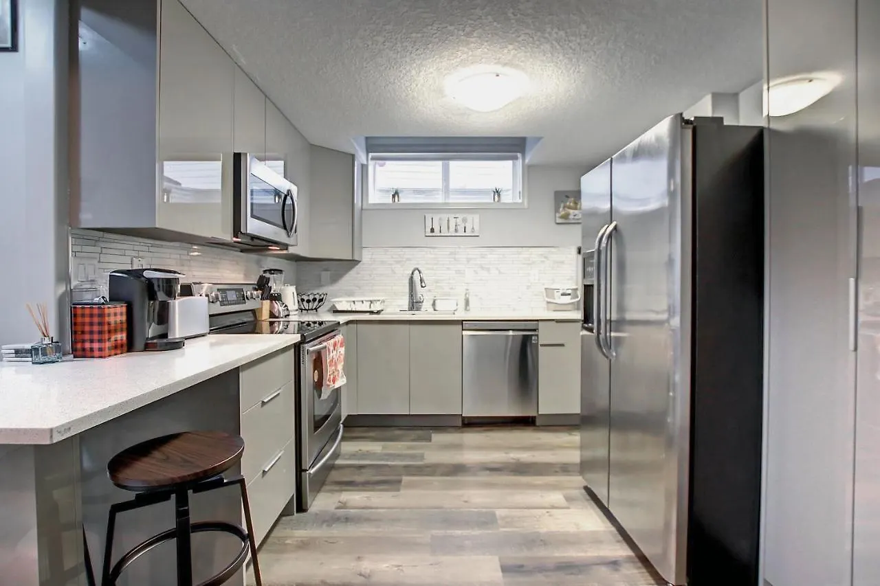 Apartment Comfortable & Spacious Basement Suite With Workstation In Panorama Calgary Canada