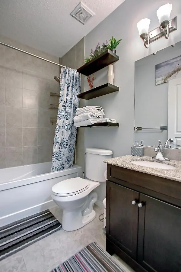 Comfortable & Spacious Basement Suite With Workstation In Panorama Calgary Apartment