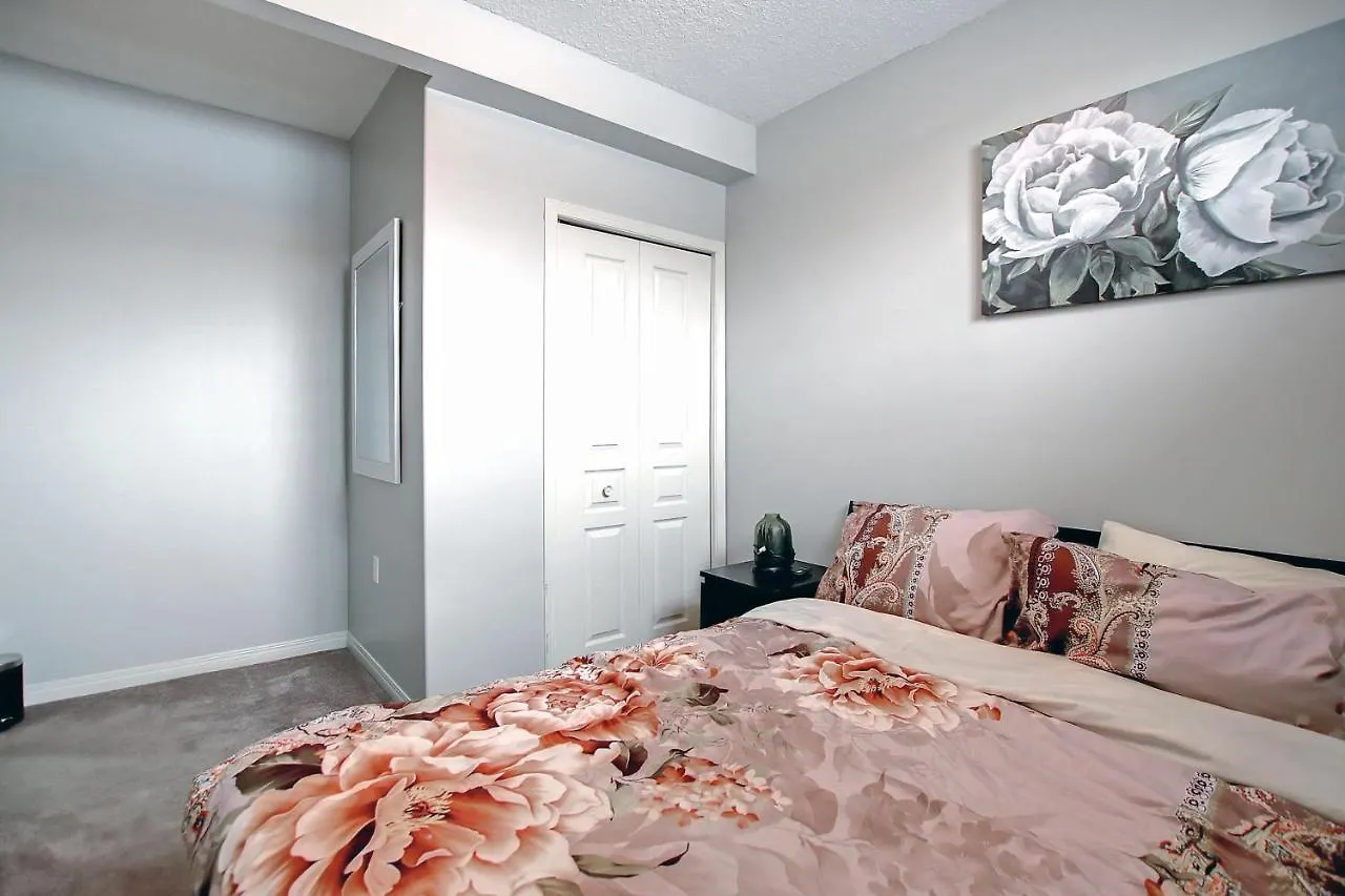 Comfortable & Spacious Basement Suite With Workstation In Panorama Calgary Apartment