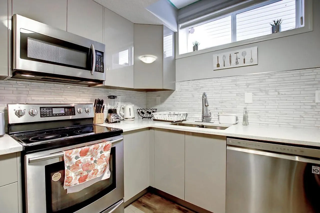 Comfortable & Spacious Basement Suite With Workstation In Panorama Calgary