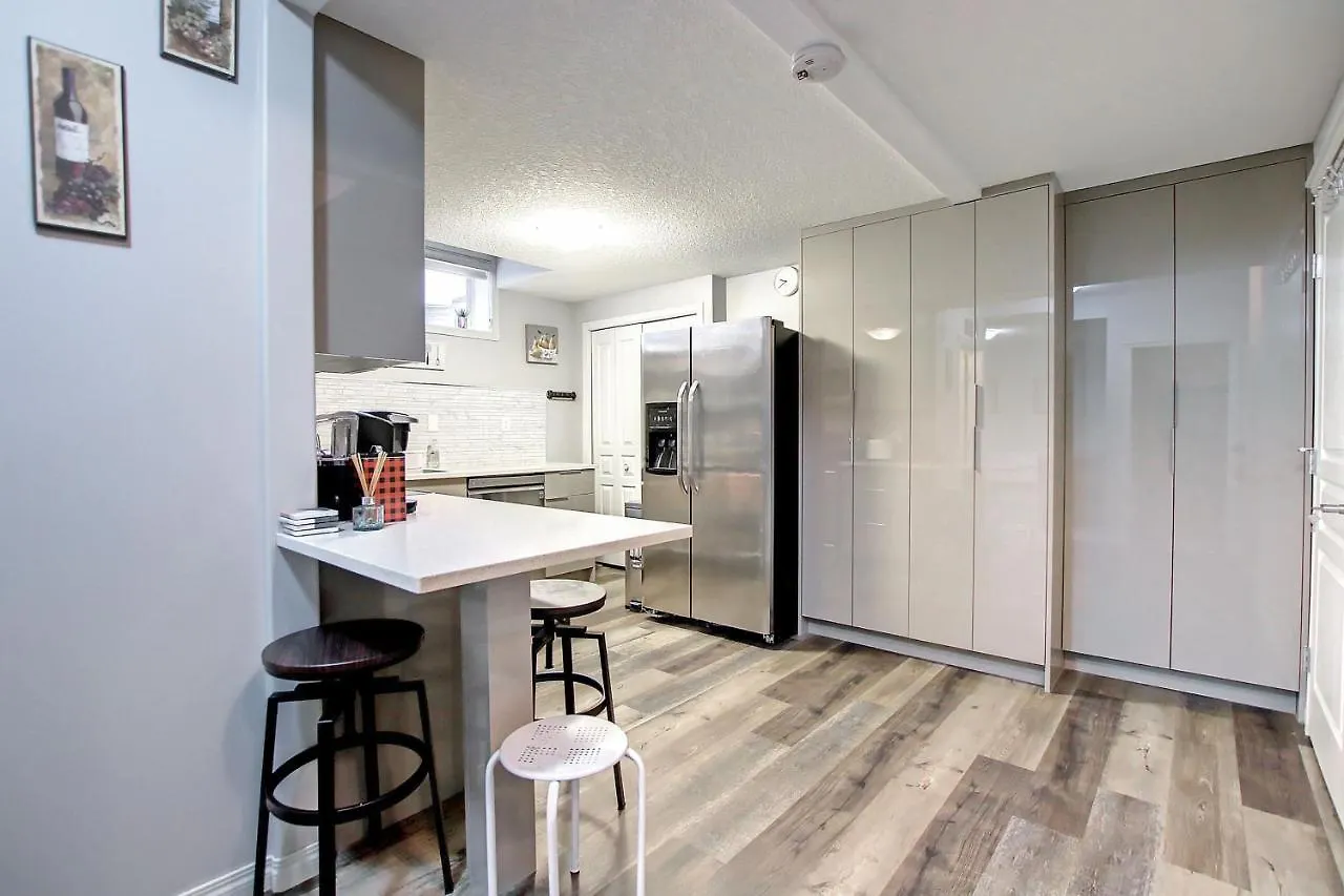 Apartment Comfortable & Spacious Basement Suite With Workstation In Panorama Calgary