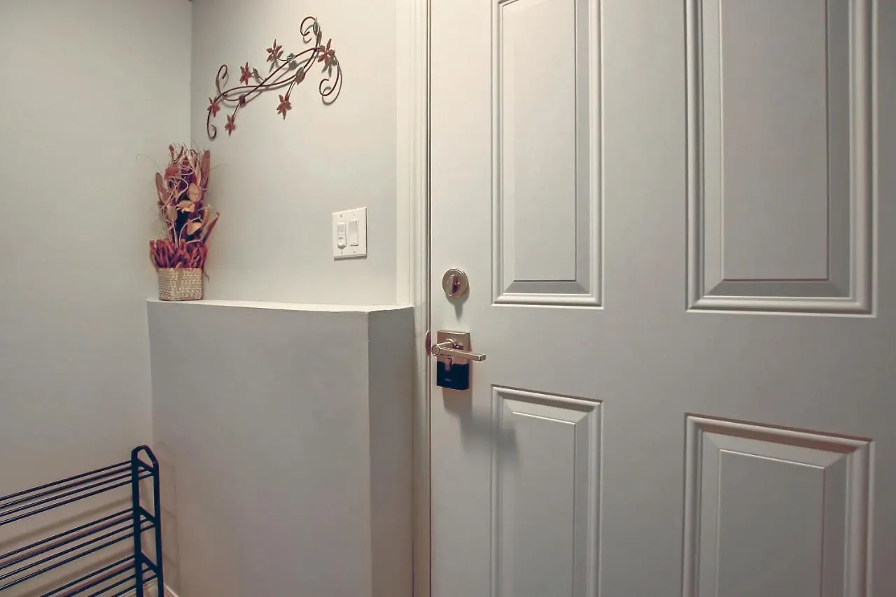 Comfortable & Spacious Basement Suite With Workstation In Panorama Calgary 0*,